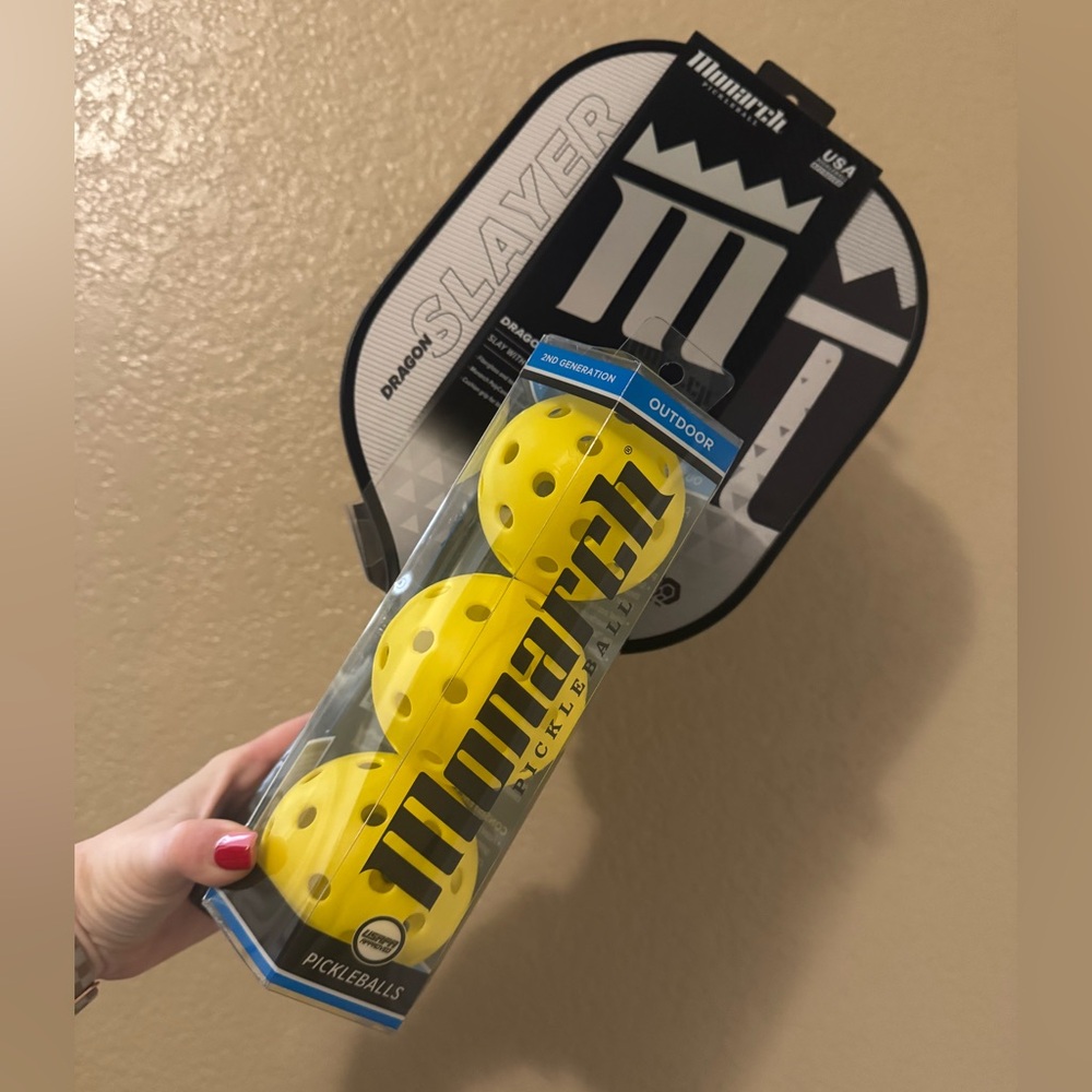 Monarch Slayer Pickleball Set - Racket & Balls